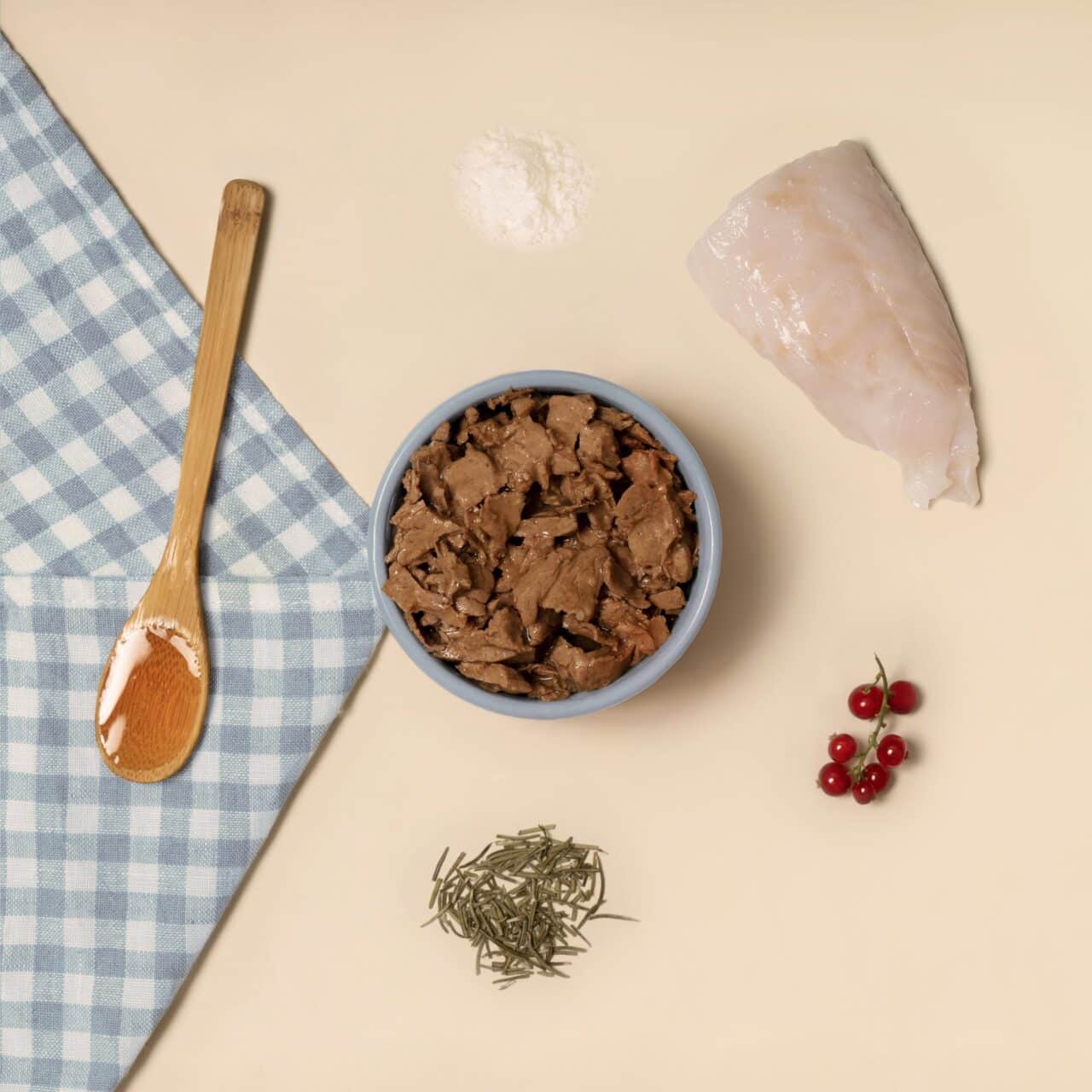 Pâtée pour chat au Cabillaud dans une gamelle