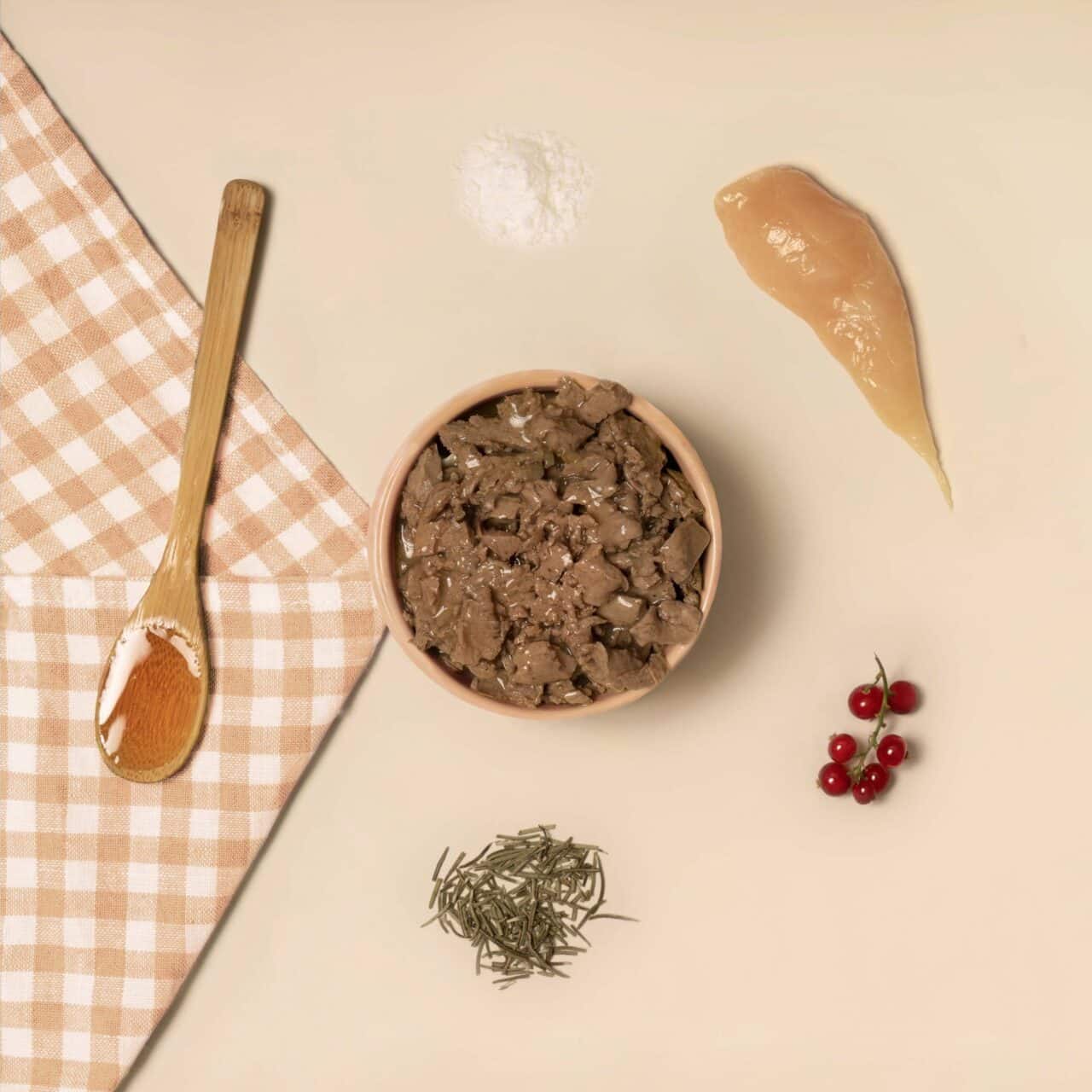 pâté pour chat au poulet dans une gamelle