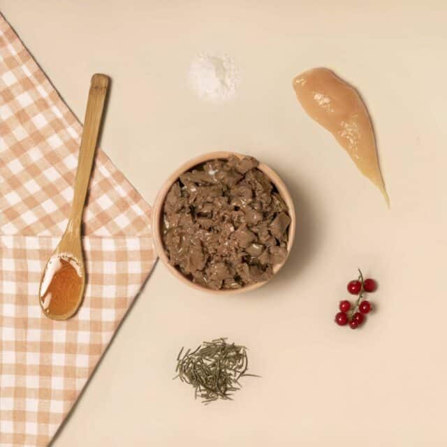 pâté pour chat au poulet dans une gamelle