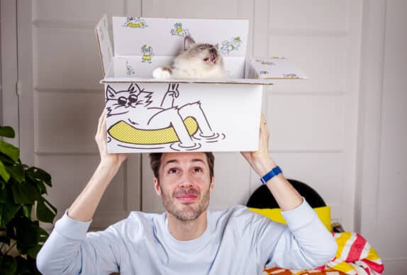 chat dans un carton de nourriture