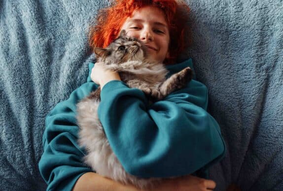 chat qui fait un câlin